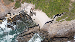 Foto von Praia das Conchas umgeben von Bergen