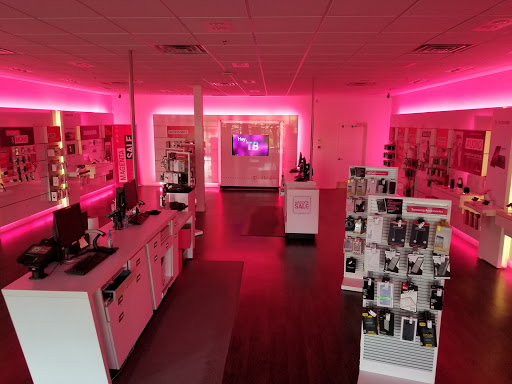 Cell Phone Store «T-Mobile», reviews and photos, 2402 James L Redman Pkwy, Plant City, FL 33566, USA