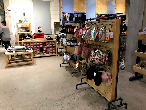 Stores to buy benetton women's products Stuttgart