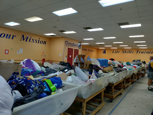 Thrift Store «Goodwill Ft. Pierce Clearance Center», reviews and photos, 815 S Kings Hwy, Fort Pierce, FL 34945, USA