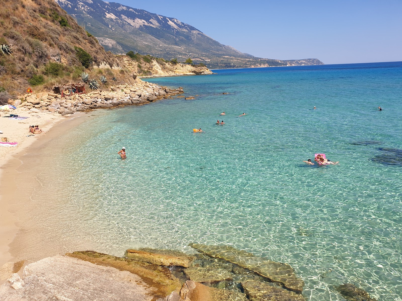 Photo de Agios Thomas beach avec sable fin brun de surface