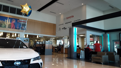 Toyota Dealer «Larry H. Miller Toyota Peoria», reviews and photos, 8633 W Bell Rd, Peoria, AZ 85382, USA