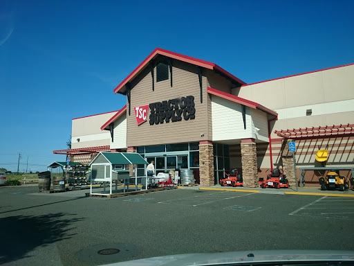 Tractor Supply Co., 2000 N 1st St, Dixon, CA 95620, USA, 