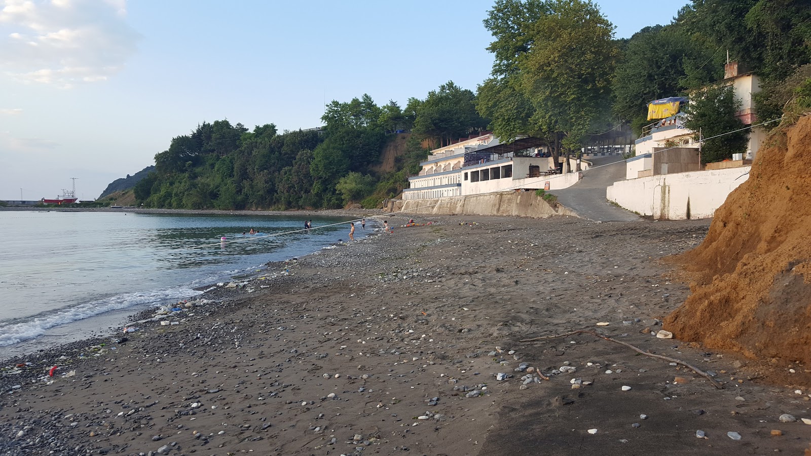 Photo de Alapli Plaj avec caillou gris de surface