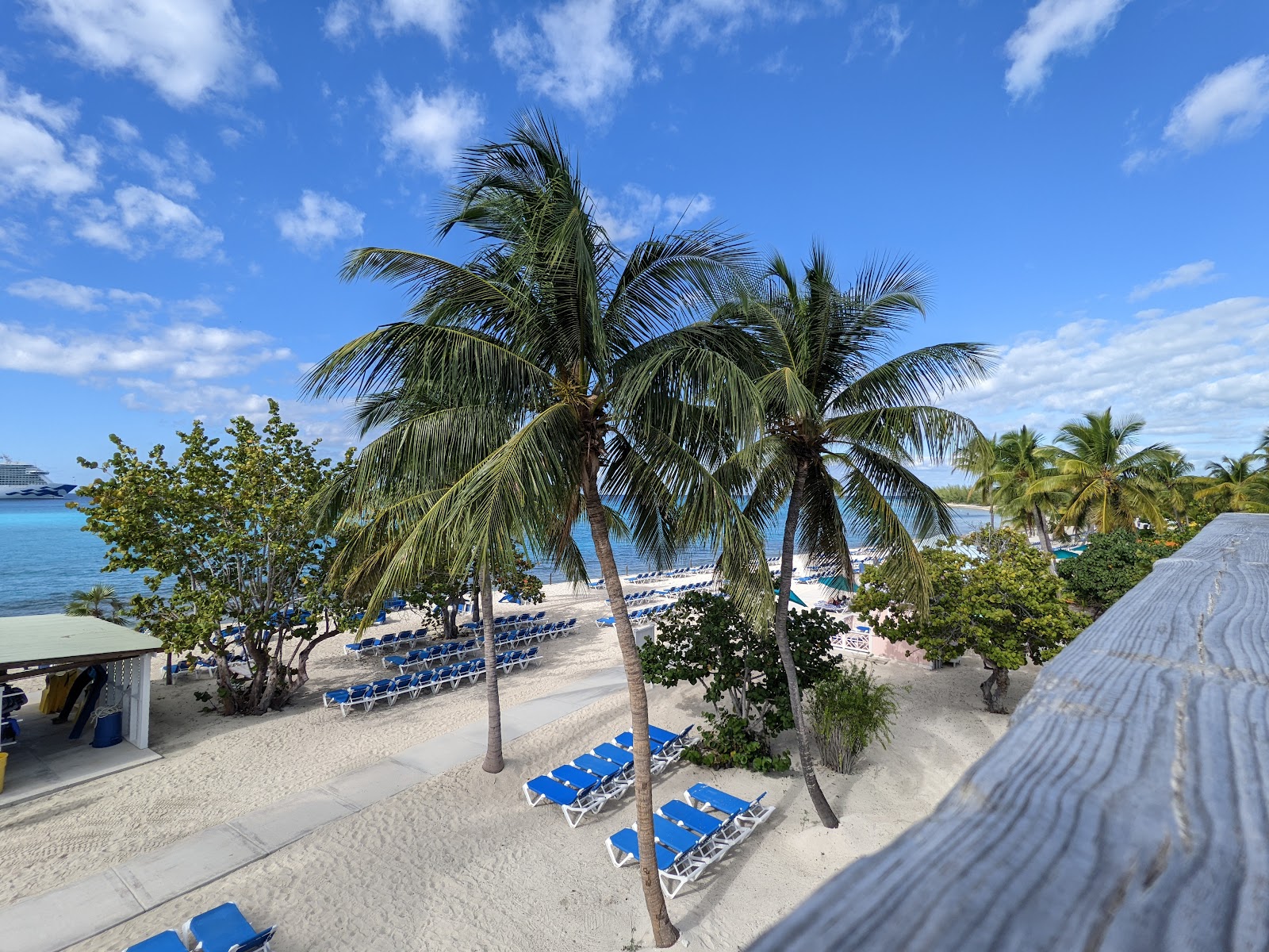 Foto de Princess Cays beach - lugar popular entre os apreciadores de relaxamento