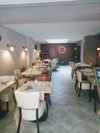 Atmosphère du Restaurant français Restaurant Du Commerce à Cluses - n°3