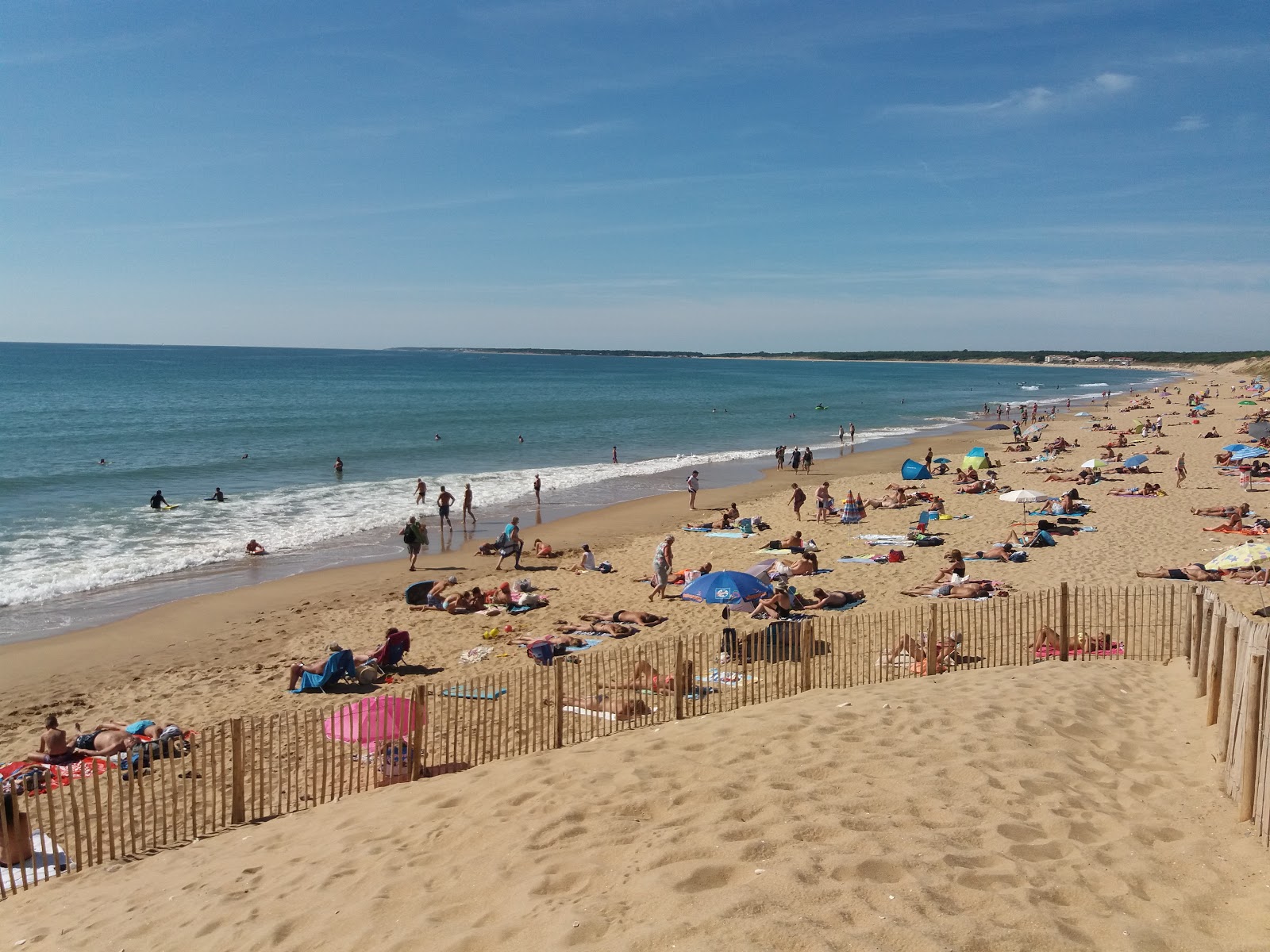 Foto de Plage des Conches con arena beige superficie