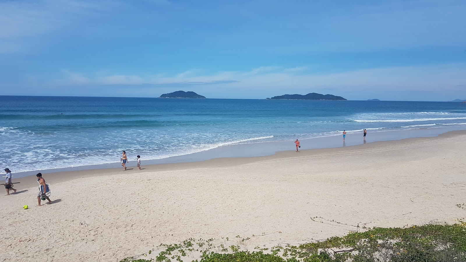 Foto di Spiaggia di Rio das Pacas con una superficie del acqua cristallina