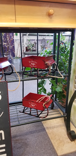 Blossoms, 1 Farwell Rd, Tyngsboro, MA 01879, USA, 