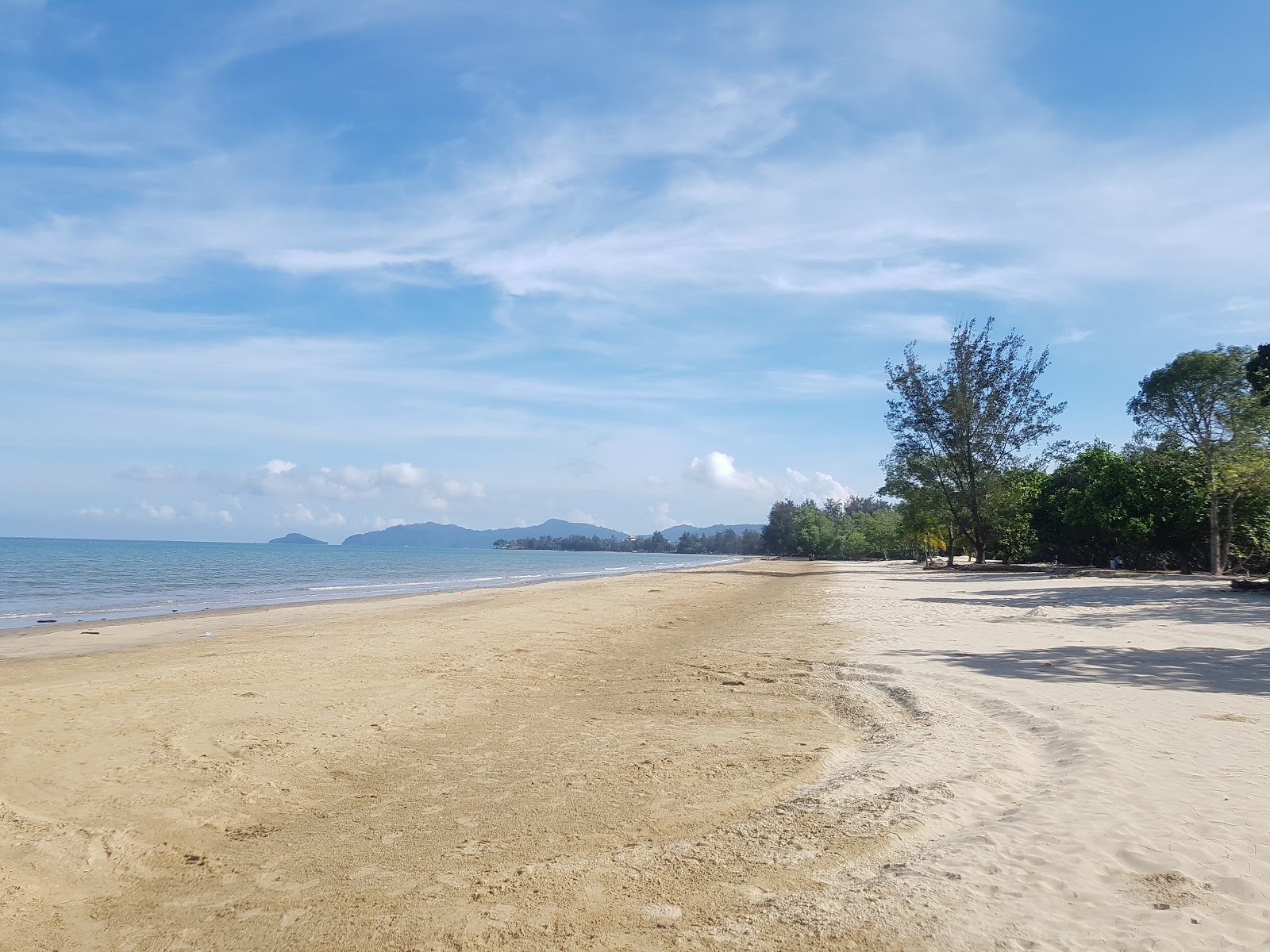 Foto de Tanjung Aru Beach con recta y larga