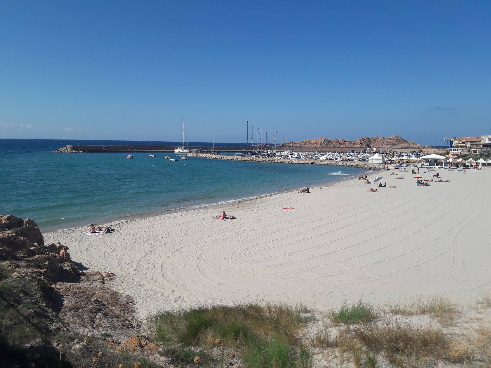 Foto di Spiaggia Longa e l'insediamento
