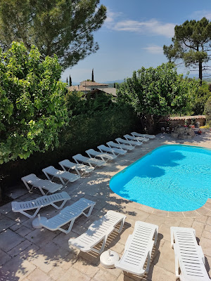Location Ardèche Gites Les Cigales : Gîtes et studios, piscine partagée, idéal réunion de famille, Ardèche à Grospierres