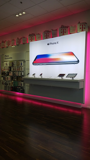 Cell Phone Store «T-Mobile», reviews and photos, 2501 W Airport Fwy #100, Irving, TX 75062, USA