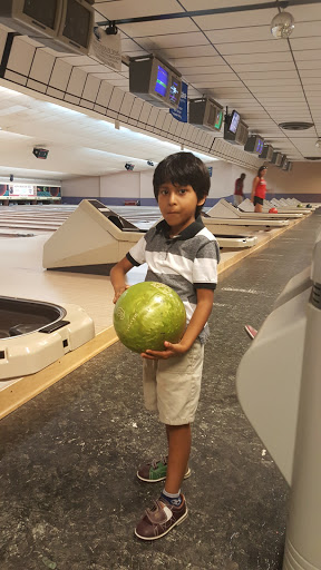 Shopping Mall «Meadowdale Shopping Center», reviews and photos, 100 W Mall Dr, Carpentersville, IL 60110, USA