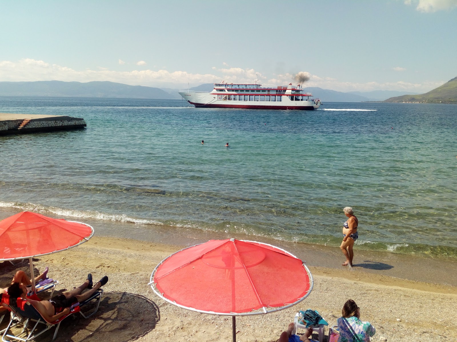 Foto af Agios Nikolaou beach med lille bugt