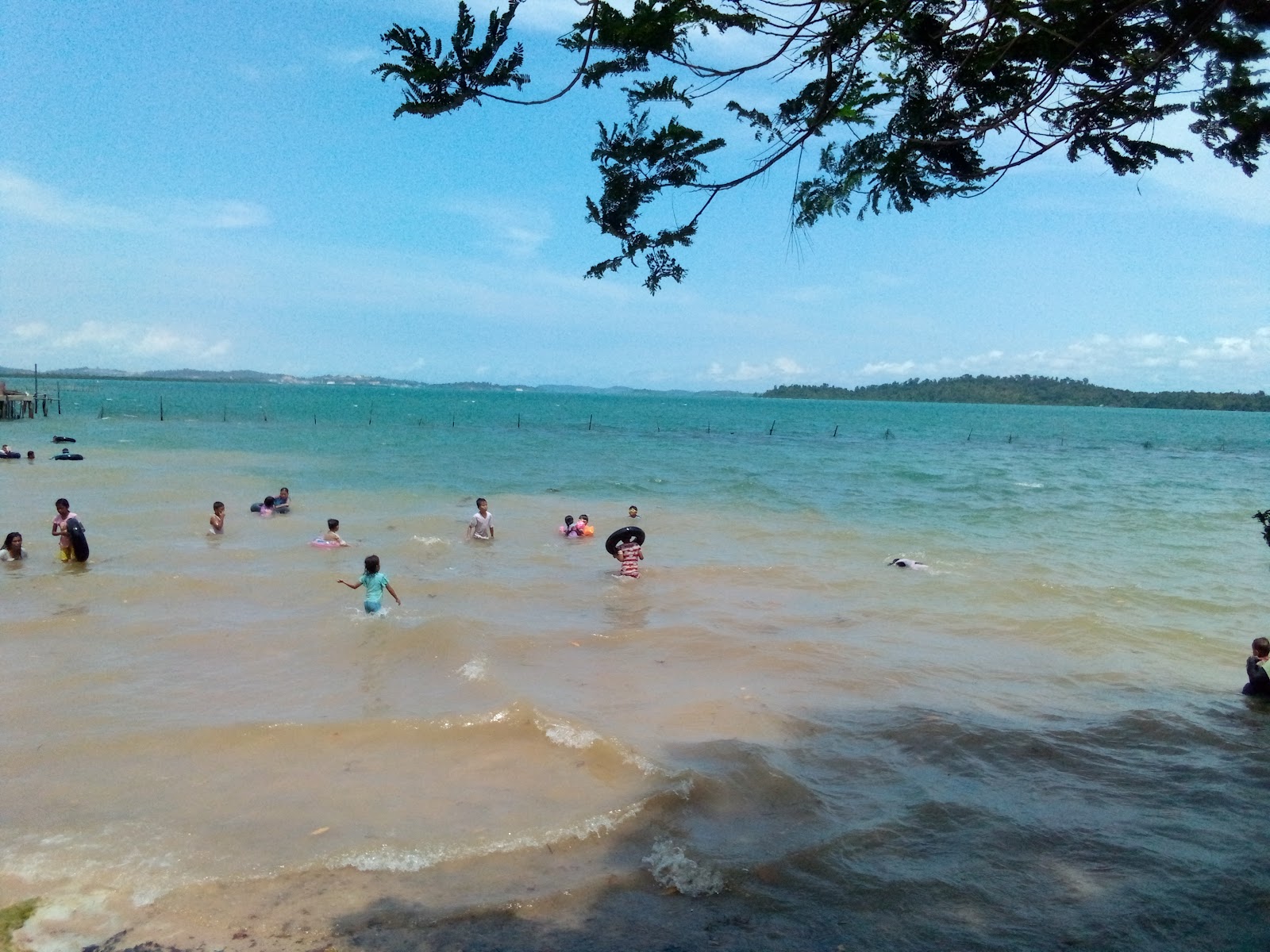 Fotografija Tanjung Piayu Beach z turkizna voda površino
