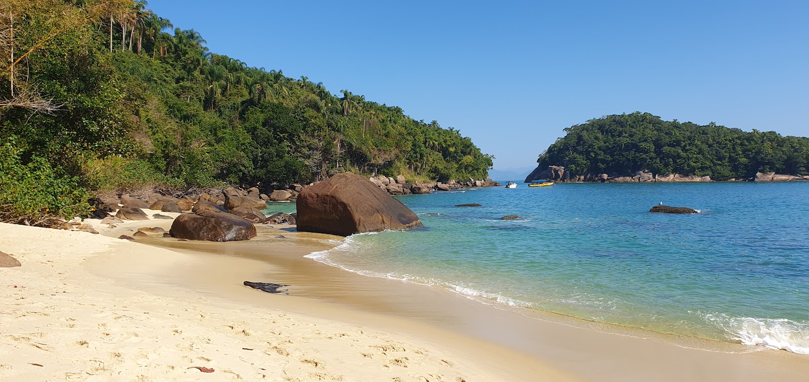 Photo de Praia de Fora - Ubatuba entouré de montagnes