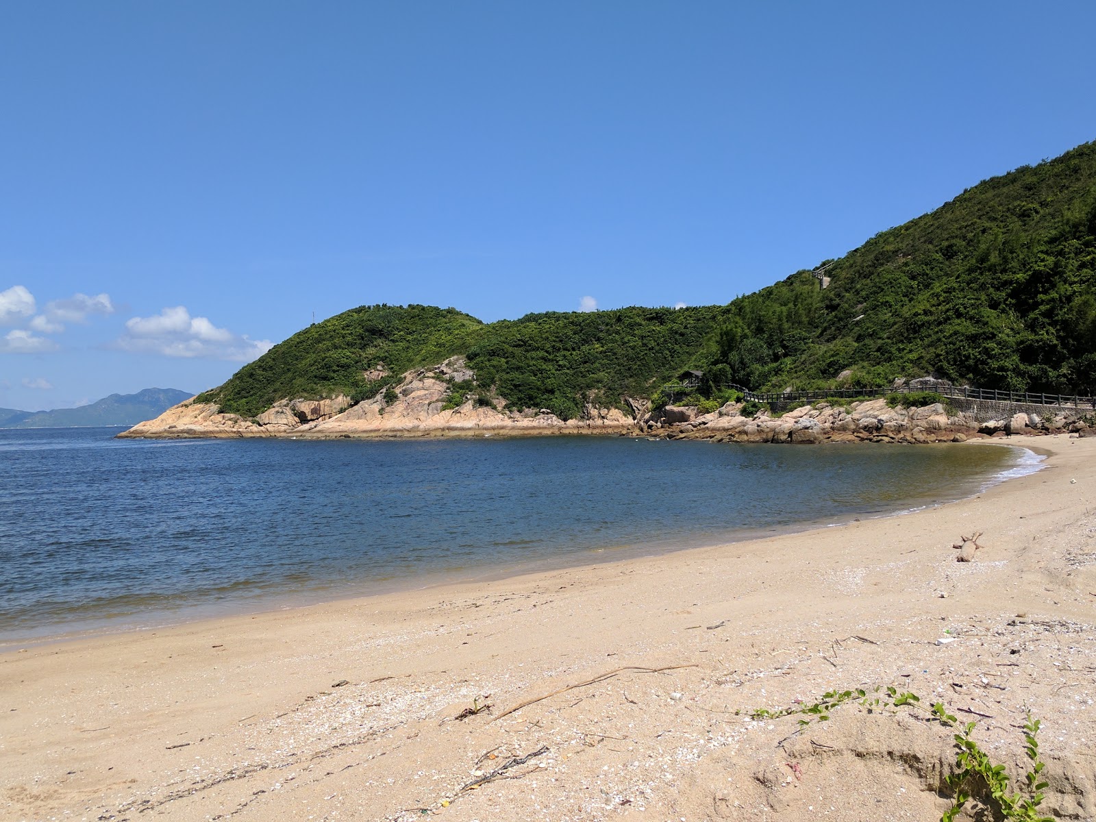 Coral Beach的照片 带有米色卵石表面