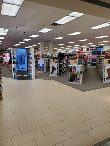 Shoe Store «Famous Footwear», reviews and photos, 2100 Snelling Ave N, Roseville, MN 55113, USA