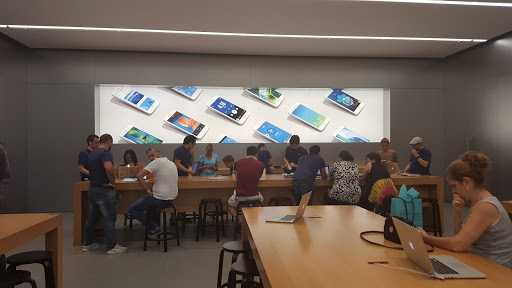 Computer Store «Apple Trumbull», reviews and photos, 5065 Main St, Trumbull, CT 06611, USA