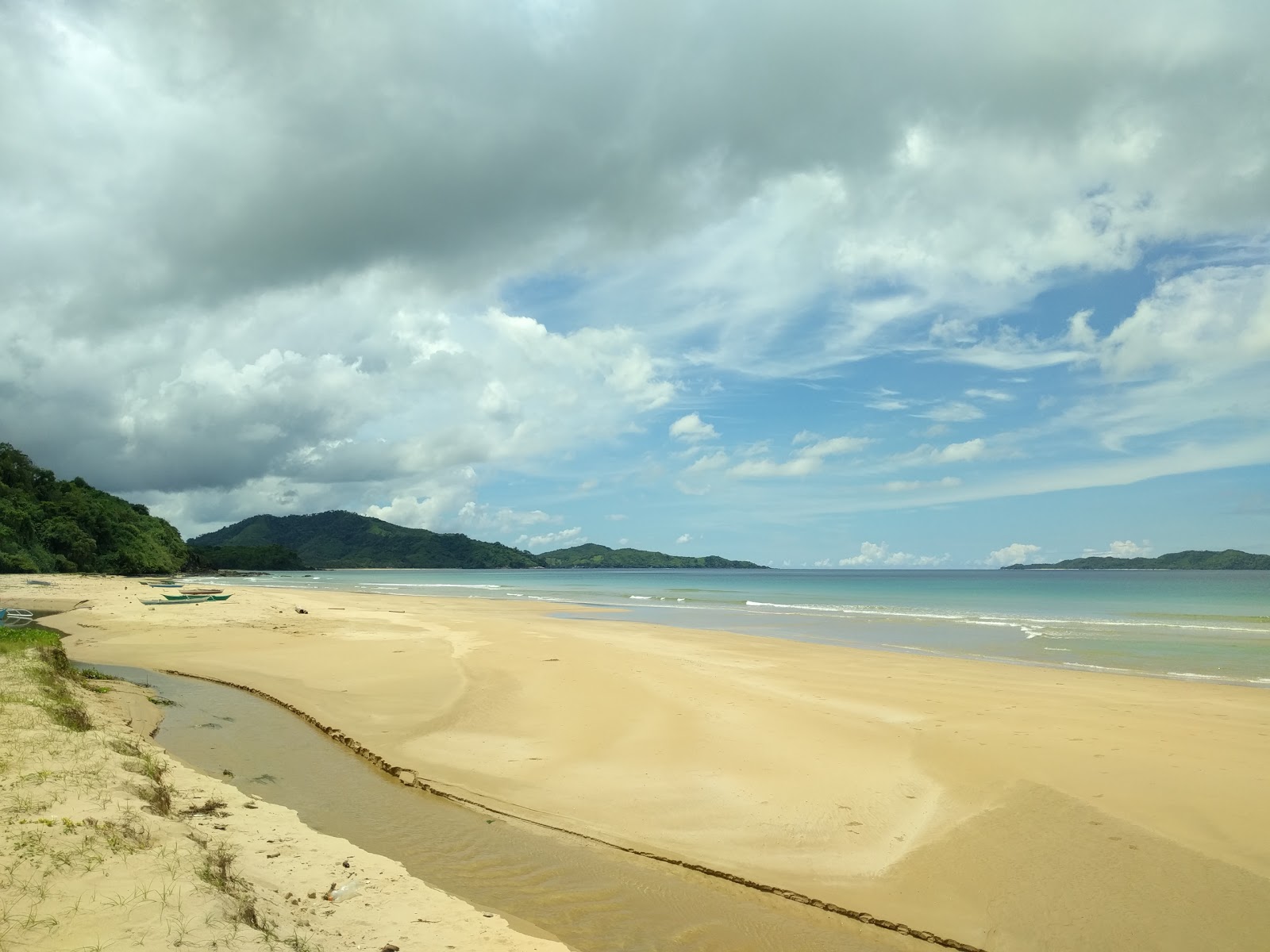 Foto von Verde Safari Beach von Klippen umgeben