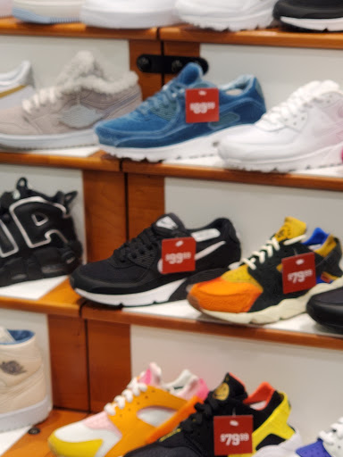 Shoe Store «Champs Sports», reviews and photos, 16535 Southwest Fwy #320A, Sugar Land, TX 77479, USA