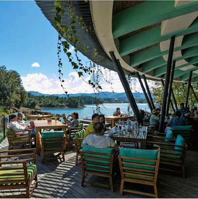 Restaurante Praia Beach Club - vía a, 2 km después de la Piedra de El Peñol, Guatape, Guatapé, Antioquia, Colombia