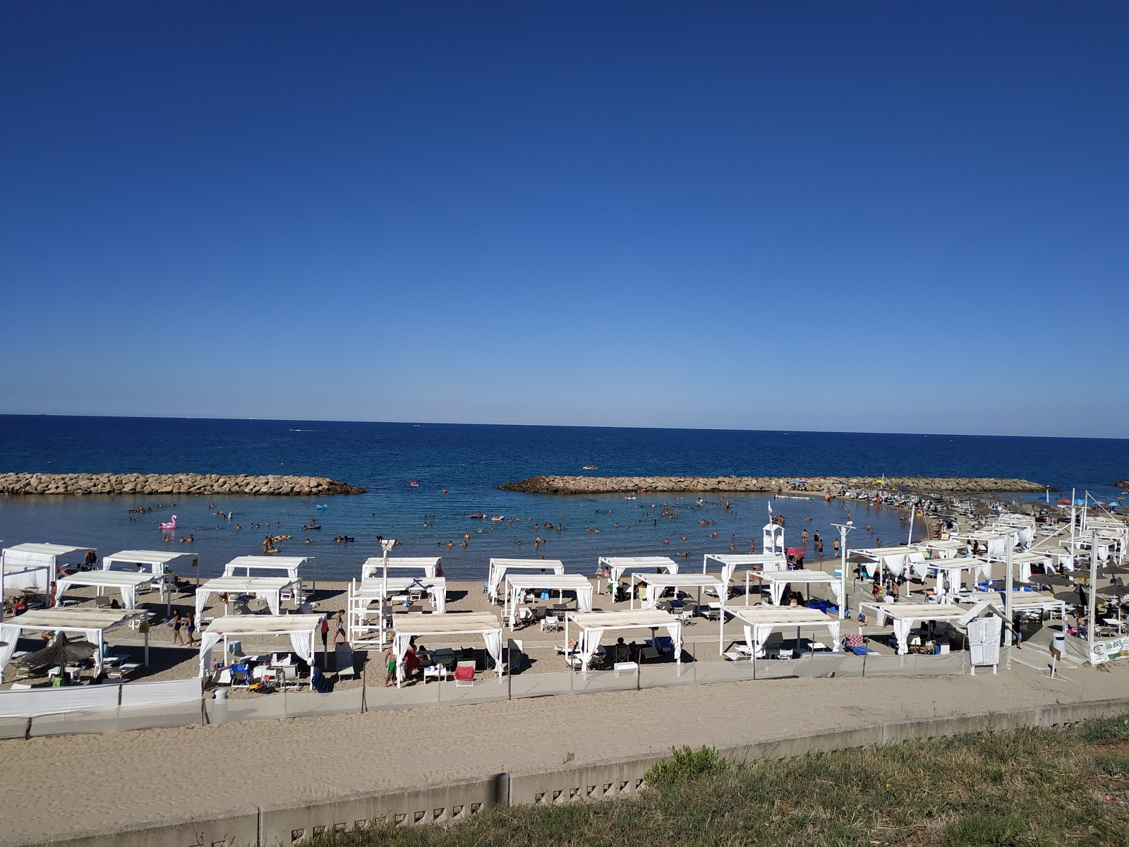 Foto de Campo di Mare beach área de complejo turístico de playa