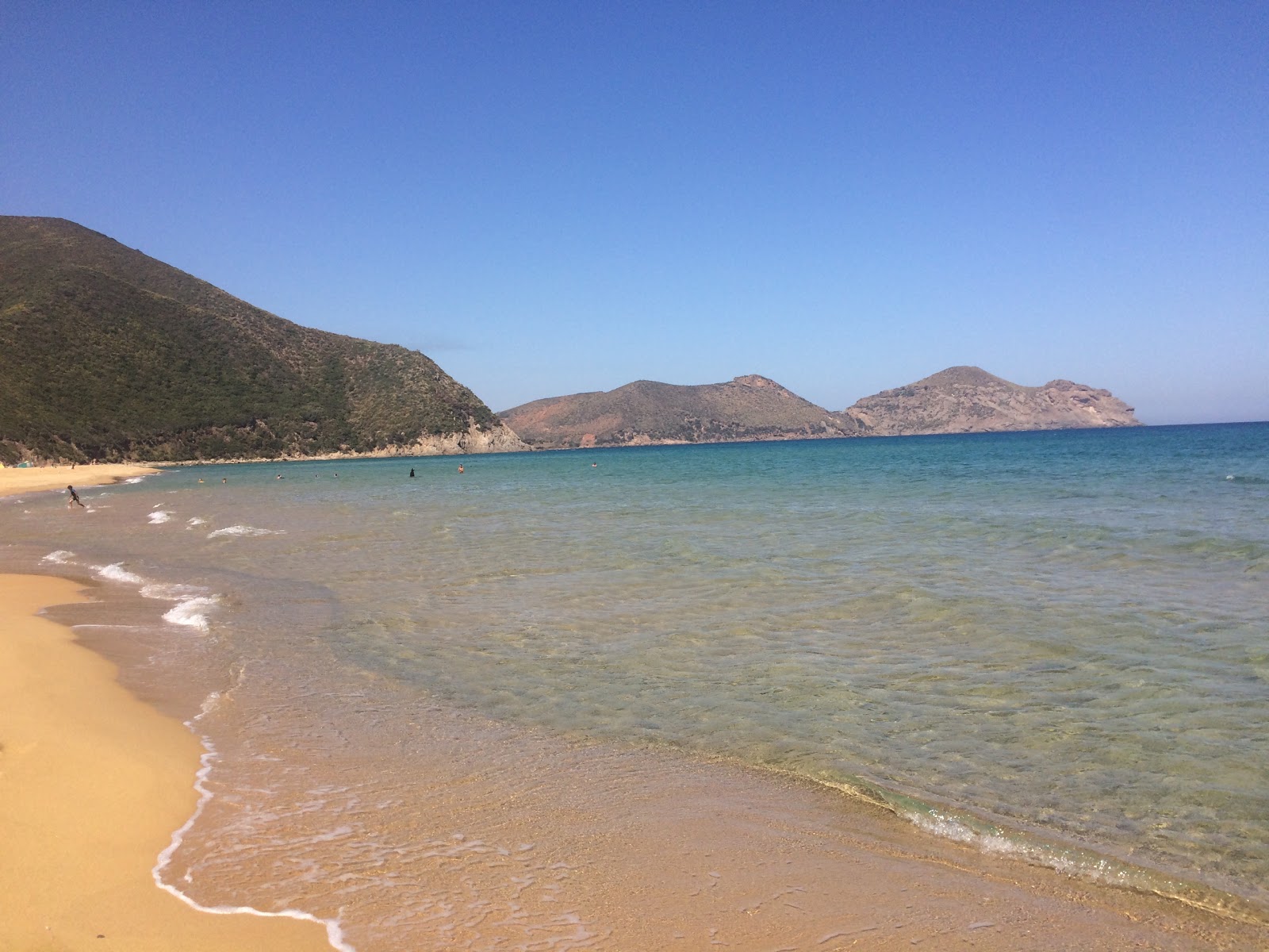 Oued tanji, the Beach'in fotoğrafı uçurumlarla desteklenmiş
