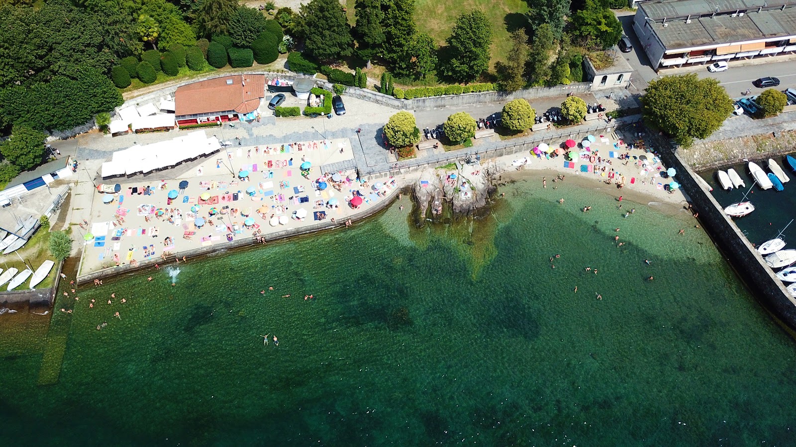 Foto av Lido Ispra med ljus sand yta