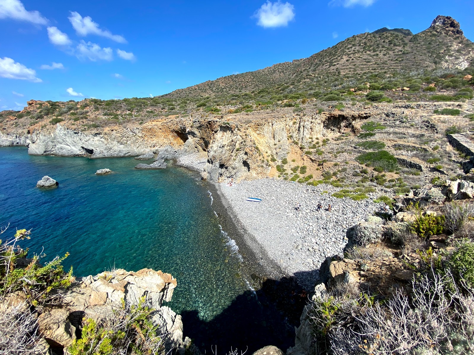 Zdjęcie Spiaggia di Cala Junco z powierzchnią szary kamyk