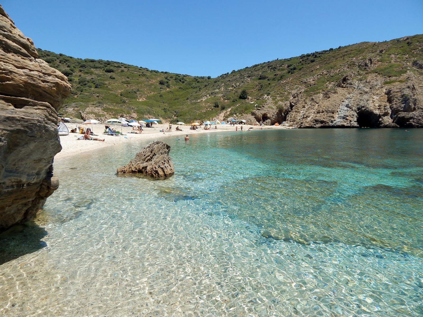 Foto de Armirichi beach com areia de concha brilhante superfície