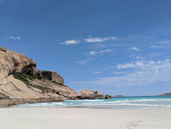 West Beach'in fotoğrafı dağlarla çevrili