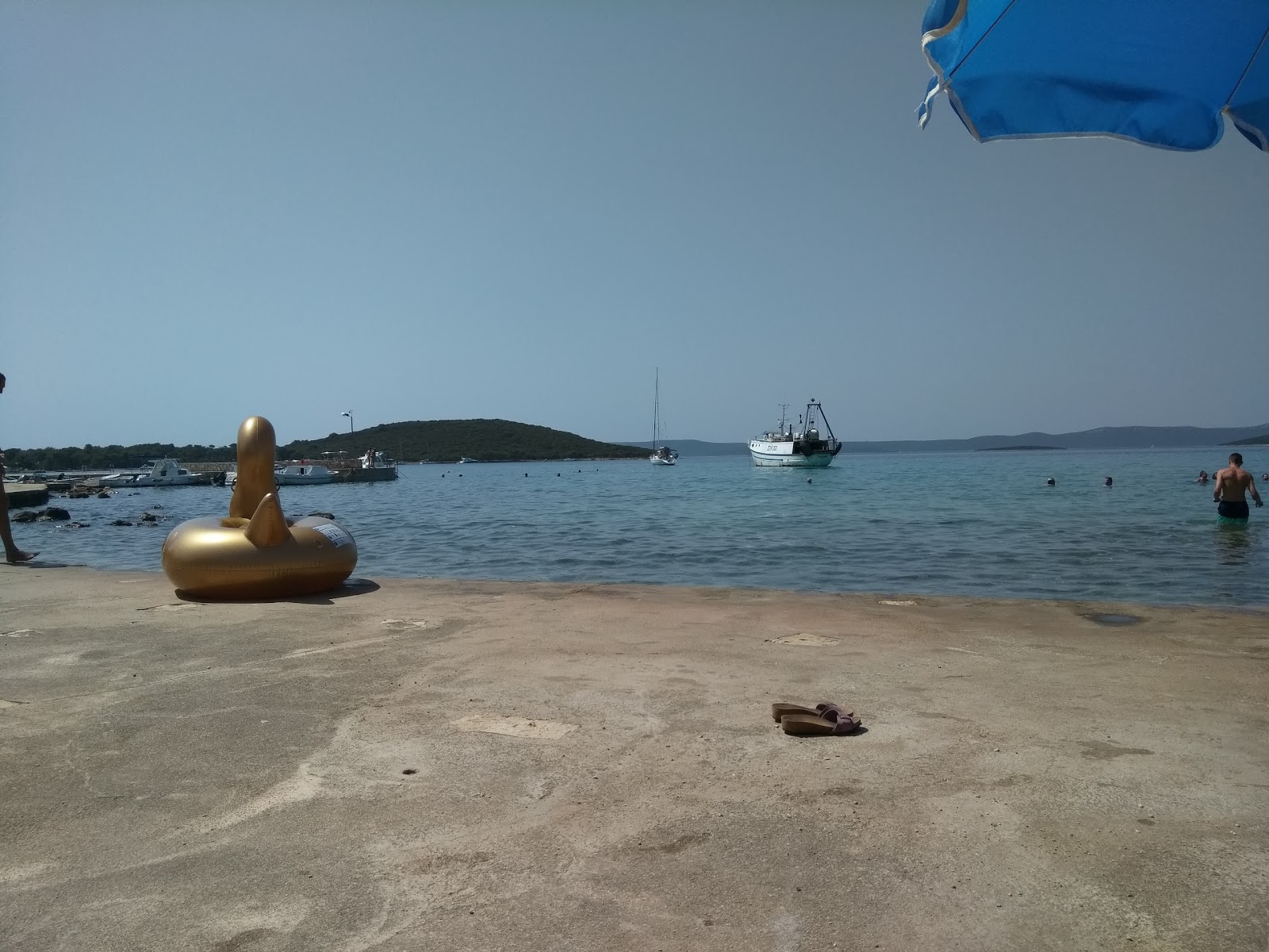 Foto von Muline Ugljan beach mit türkisfarbenes wasser Oberfläche