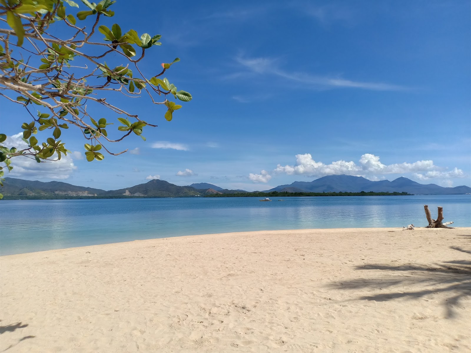 Foto von Ramesamey Island Beach und die siedlung
