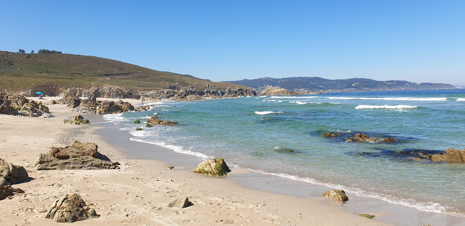 Praia de Repibelo'in fotoğrafı mavi saf su yüzey ile