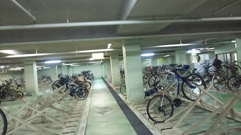 西京極自転車駐車場（歩行者用 南出入口・階段）
