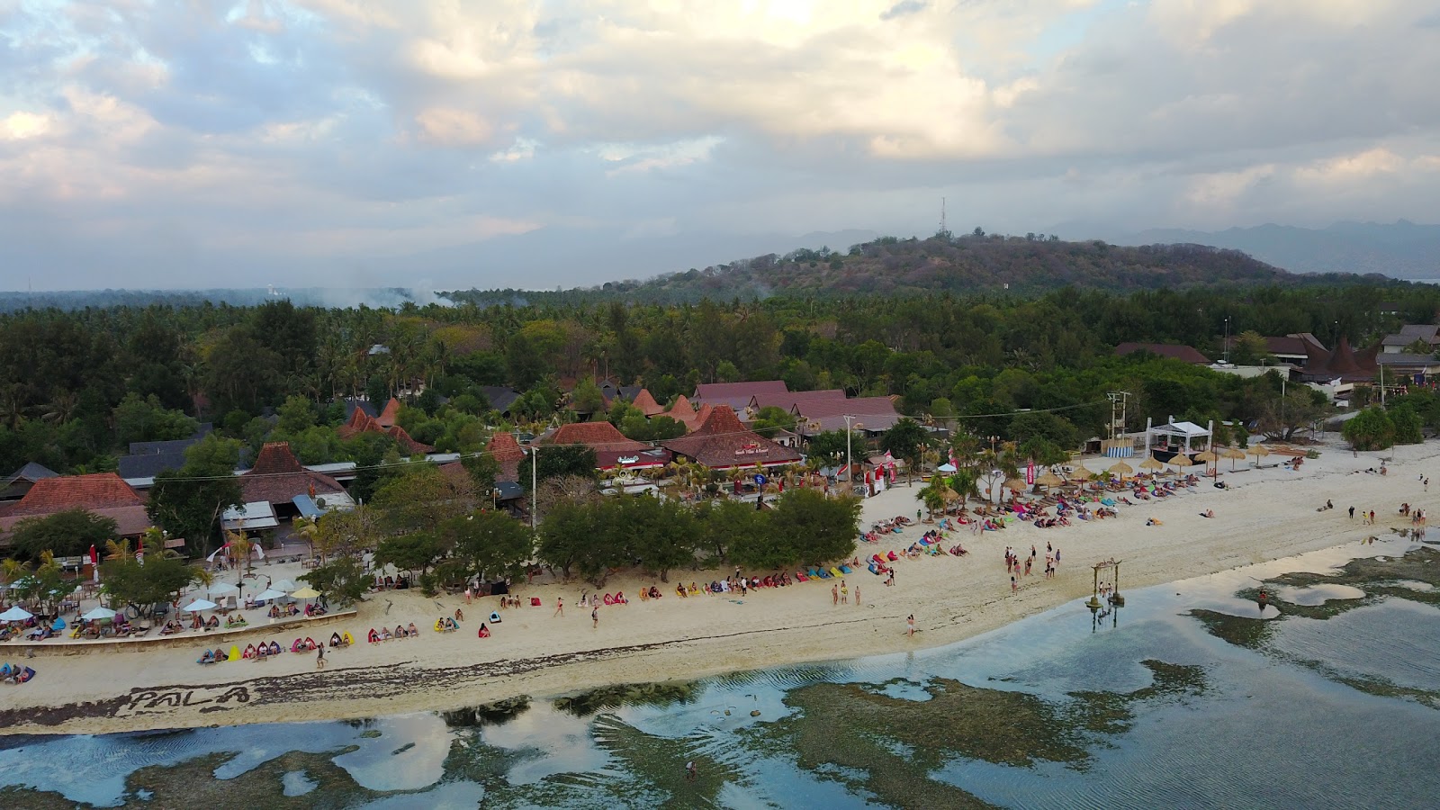 Fotografie cu Gili Trawangan Monkey Beach - locul popular printre cunoscătorii de relaxare