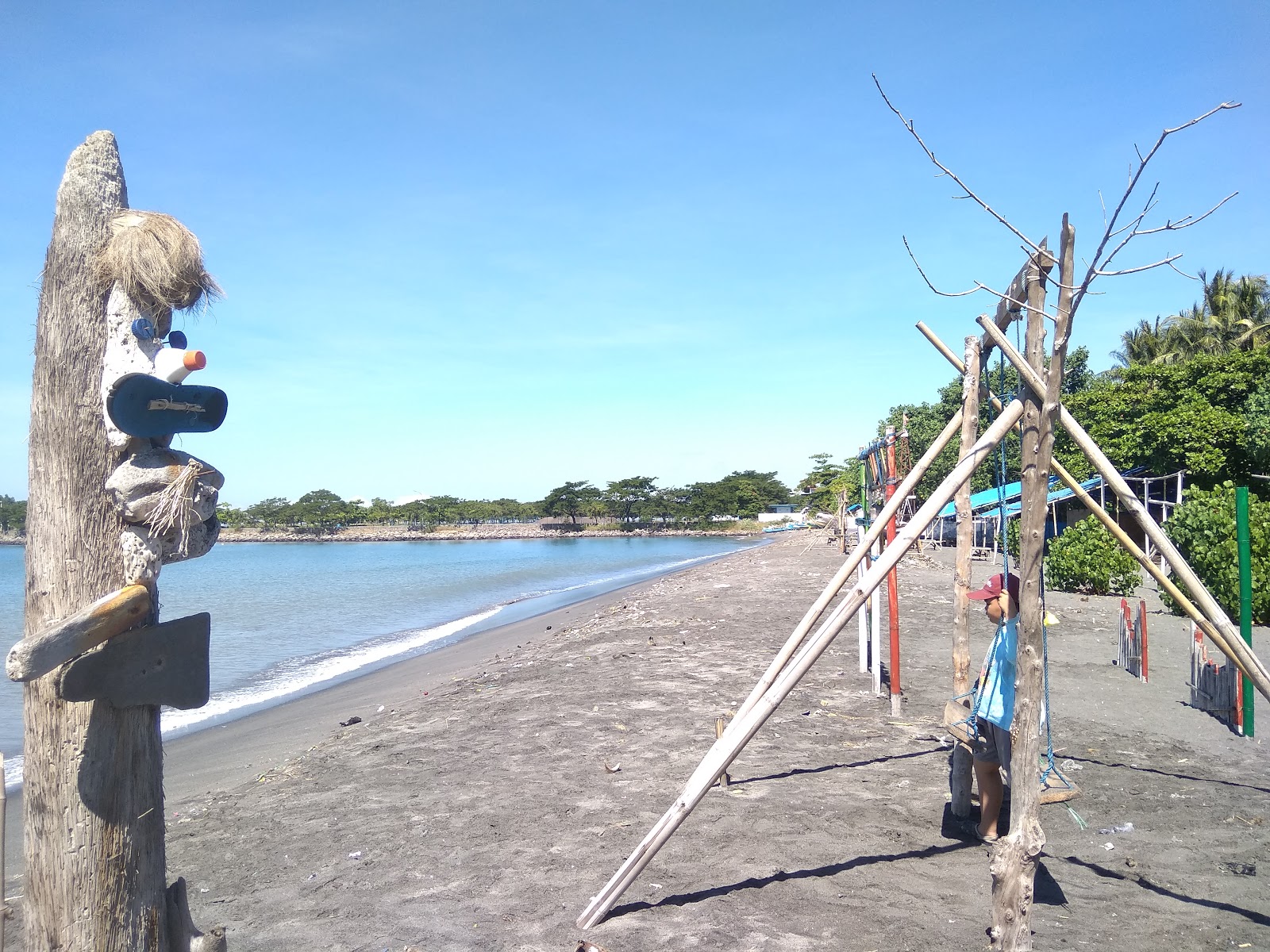 Photo de Labuhan Haji beach avec sable lumineux de surface