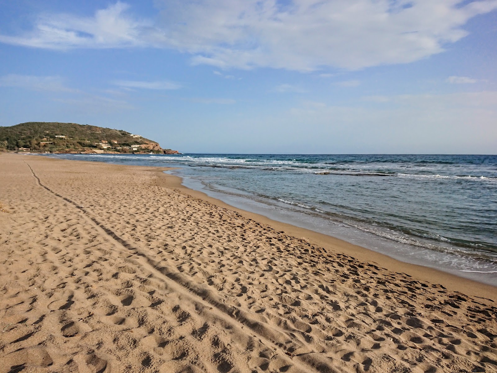 Foto de Legrena Beach com areia brilhante superfície