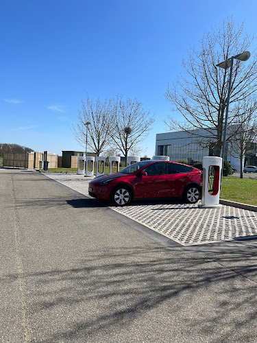 Borne de recharge de véhicules électriques Tesla Superchargeur Chartres Chartres