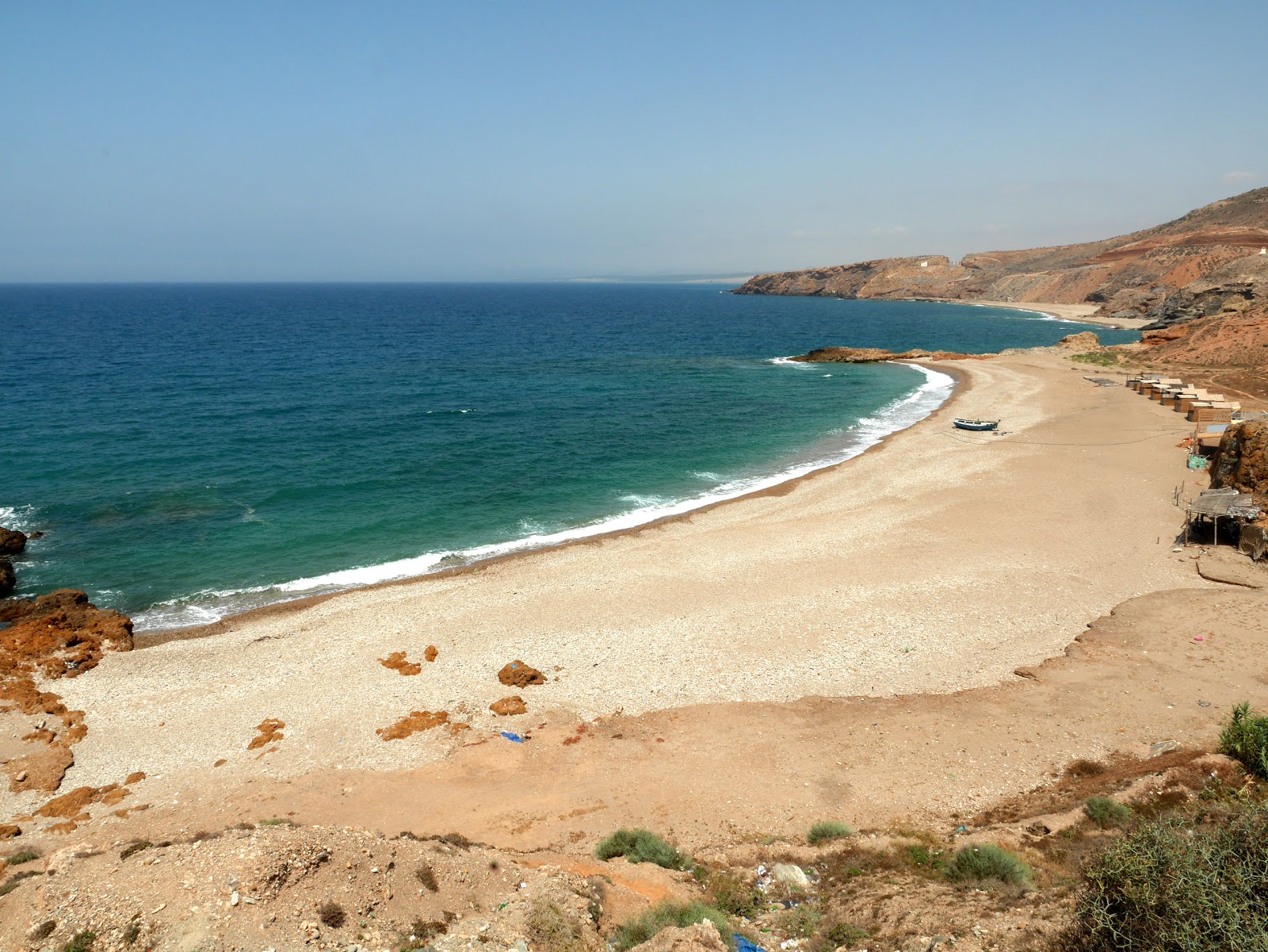 Foto av Agharabo Yarzan med harmaa hiekka ja kivi yta