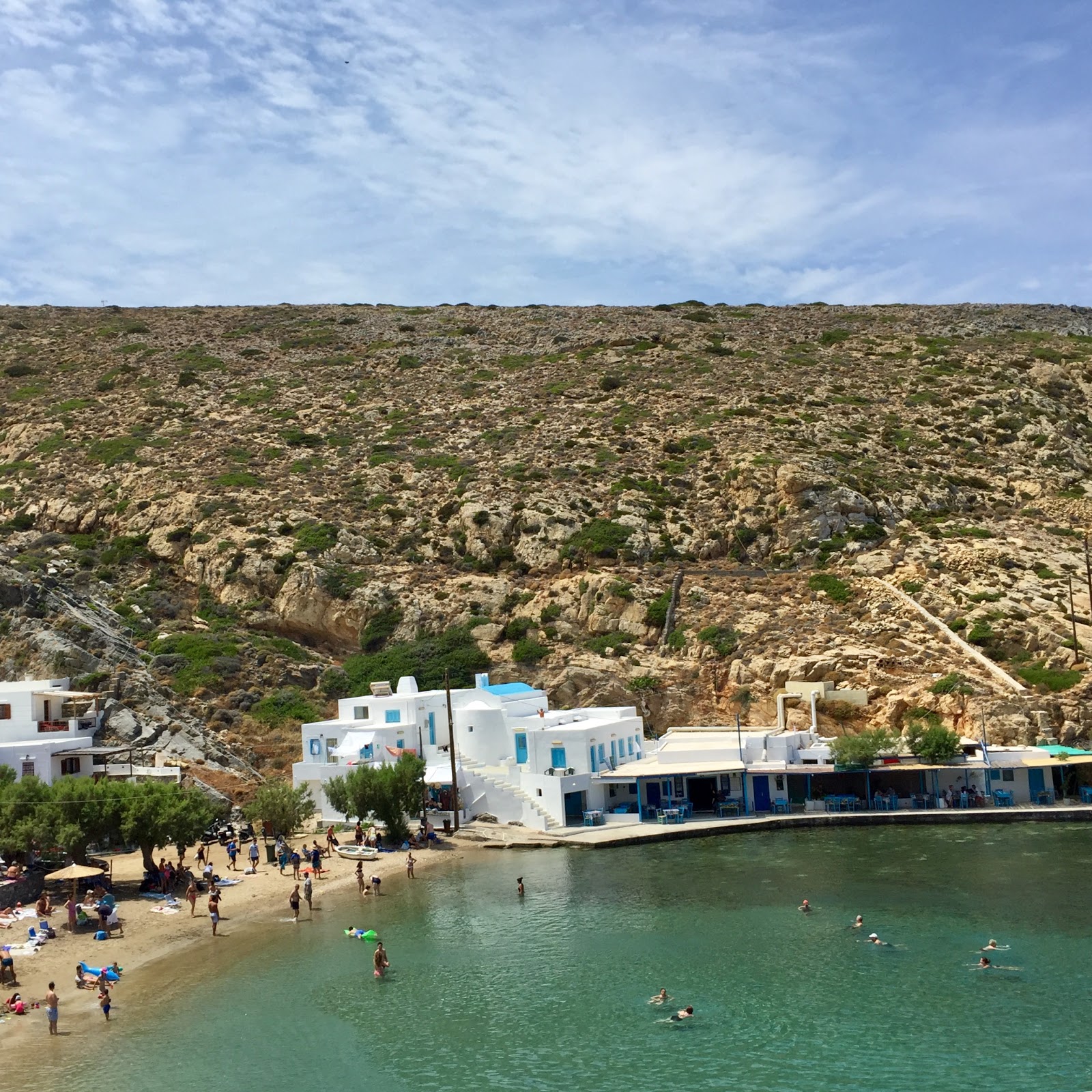 Foto av Cheronissos beach omgiven av klippor