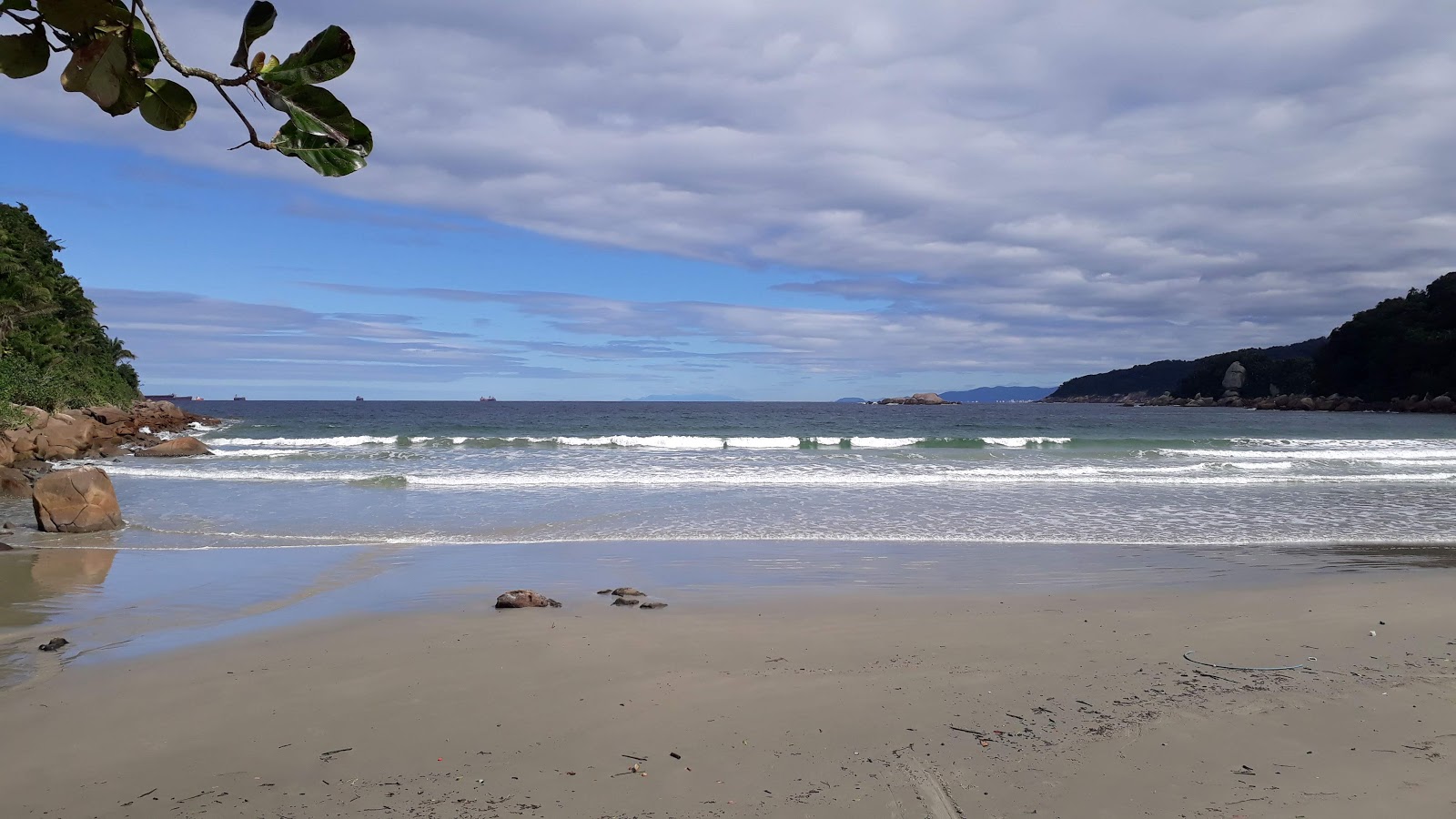 Fotografie cu Plaja Monduba cu o suprafață de nisip strălucitor