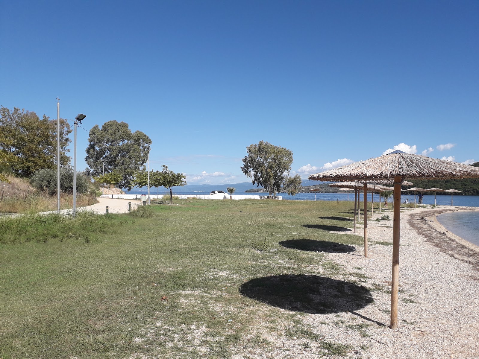 Foto av Loutraki Beach och bosättningen