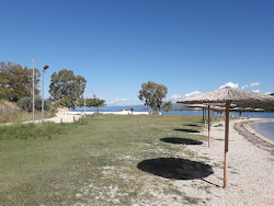Foto av Loutraki Beach och bosättningen