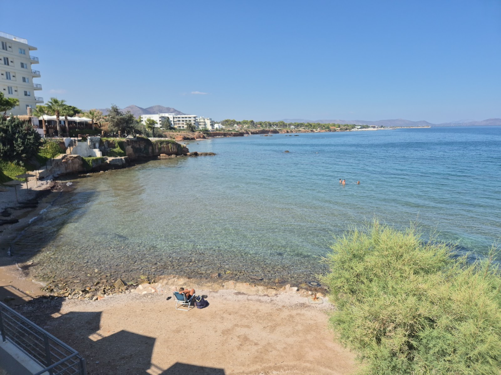 Paralia Mati'in fotoğrafı düz bir kıyı şeridi ile birlikte