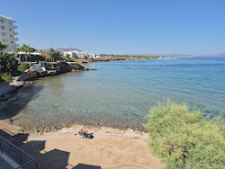 Paralia Mati'in fotoğrafı düz bir kıyı şeridi ile birlikte