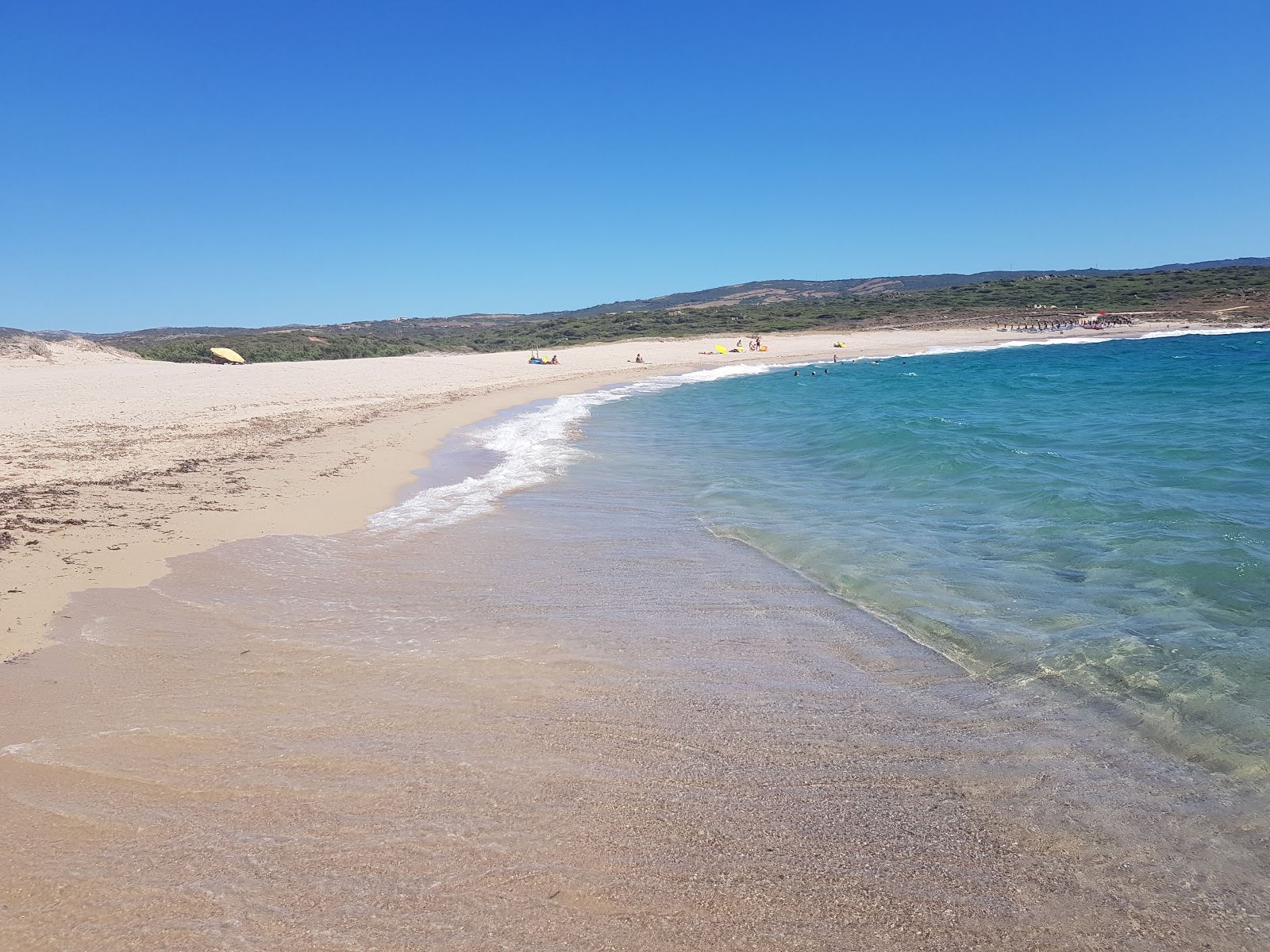 Spiaggia Monti Russu'in fotoğrafı - rahatlamayı sevenler arasında popüler bir yer