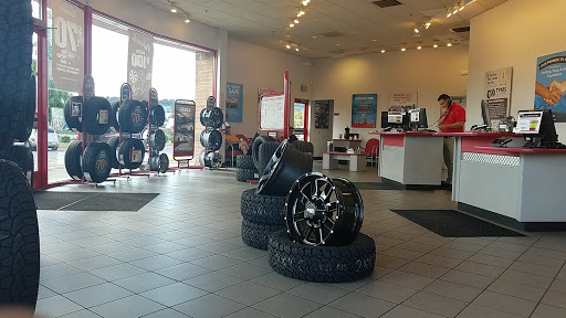 Tire Shop «Discount Tire Store - Auburn, WA», reviews and photos, 901 Outlet Collection Way, Auburn, WA 98001, USA